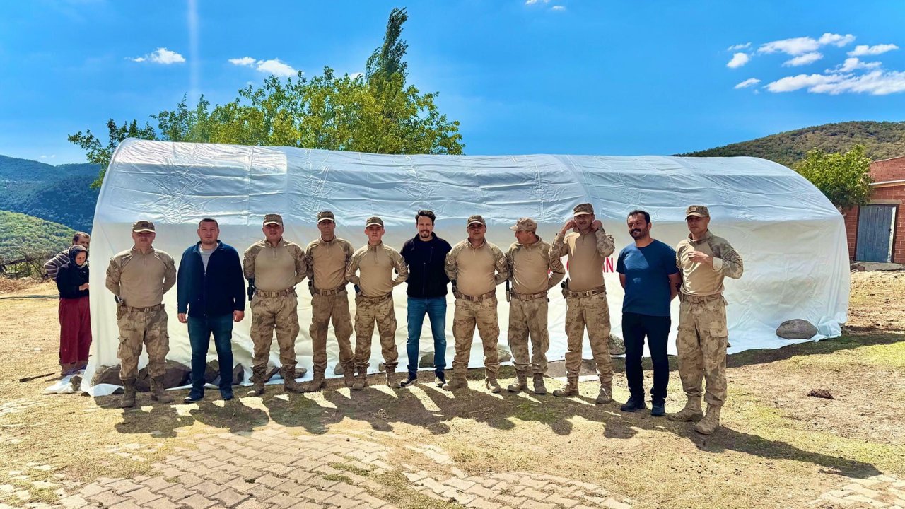 Sındırgı'daki üreticilere geçici çadır desteği sürüyor