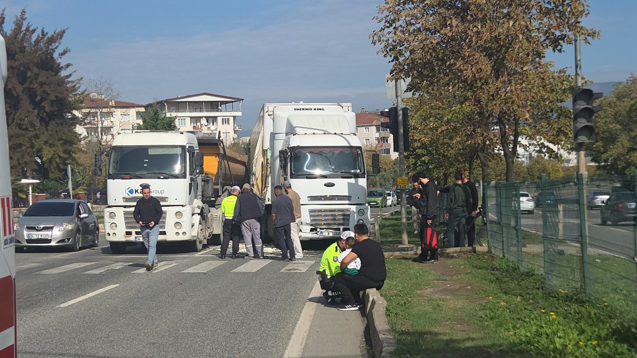 TIR, kırmızı ışıkta bekleyen otomobile çarptı; 5 yaralı