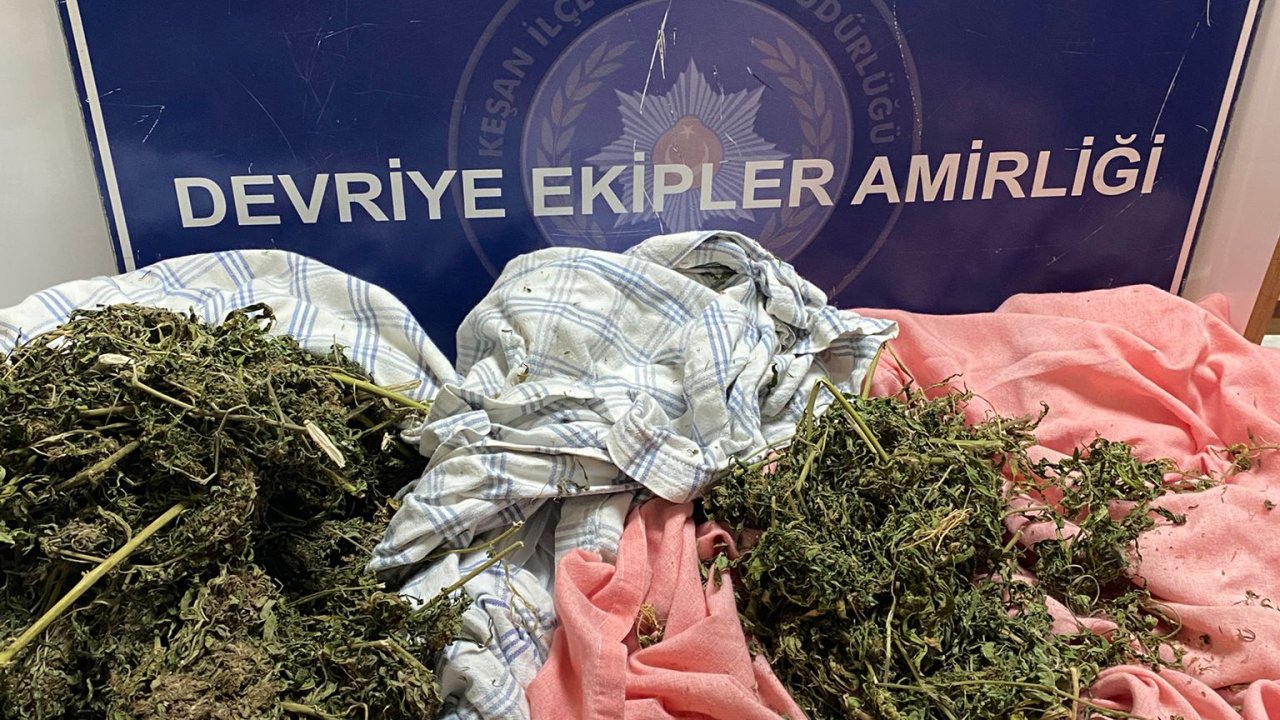 Araçtaki çarşafların içinden uyuşturucu çıktı
