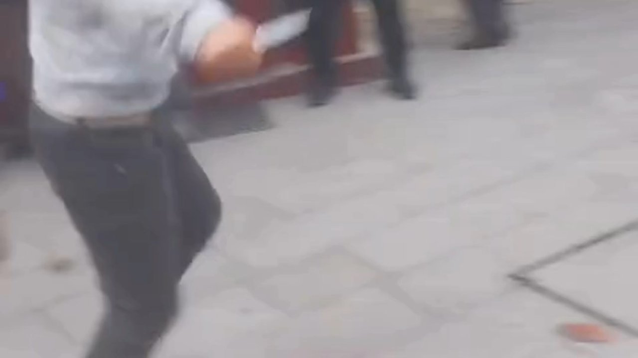 Aranan şüpheli, polise bıçakla direnince vurularak etkisiz hale getirildi