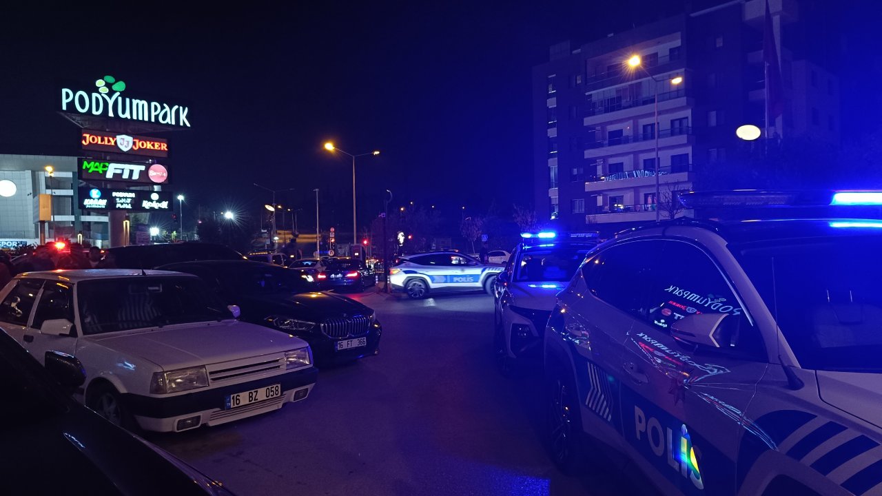 AVM'de bekçilere silah gösteren şüpheli gözaltına alındı