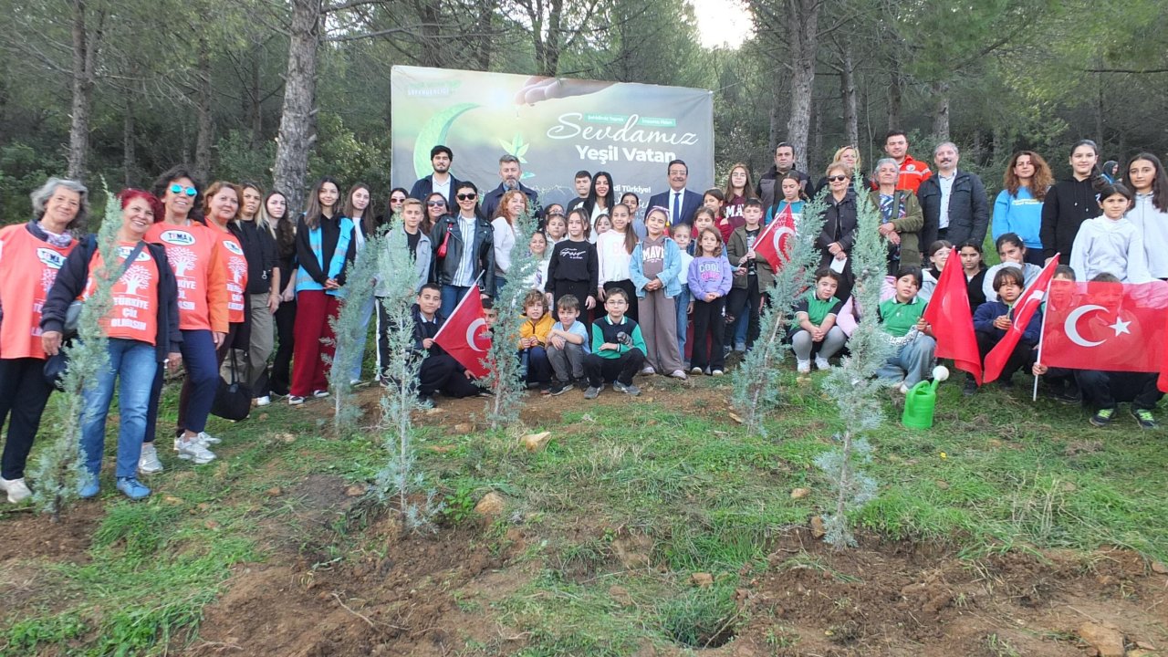 Balıkesir'de öğrencilerden fidan dikme etkinliği
