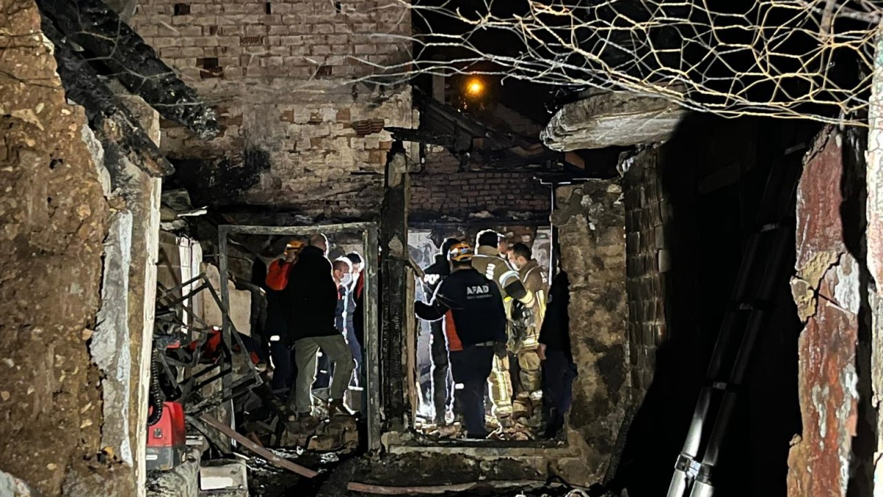 Bursa'da 2 katlı binada çıkan yangın 3 eve daha sıçradı, 1 ölü; alevler dronla görüntülendi