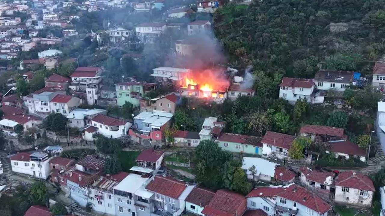 Bursa'da 2 katlı binadaki yangın 3 eve daha sıçradı; alevler dronla görüntülendi