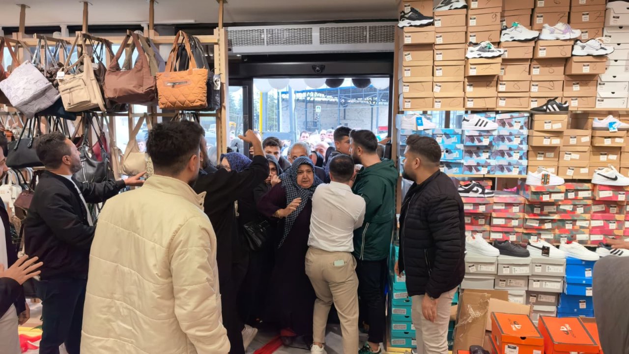 Bursa'da giyim mağazası açılışında izdiham