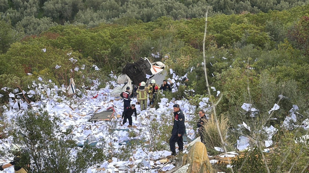 Bursa'da kağıt yüklü TIR, uçurumdan yuvarlandı: 2 ölü