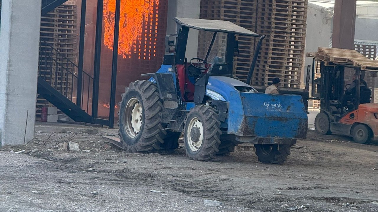 Bursa'da palet fabrikasında yangın; 1 yaralı