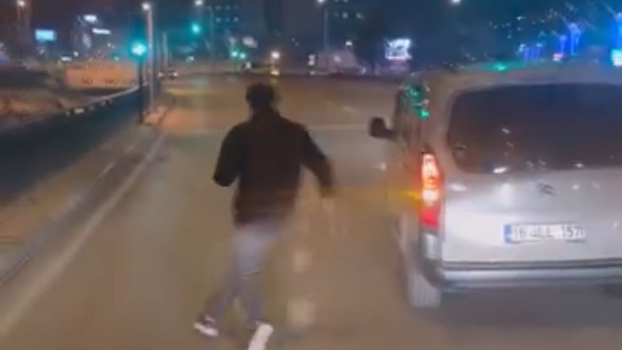 Bursa'da 'yol verme' kavgası; sürücünün aracına baltayla saldırdı