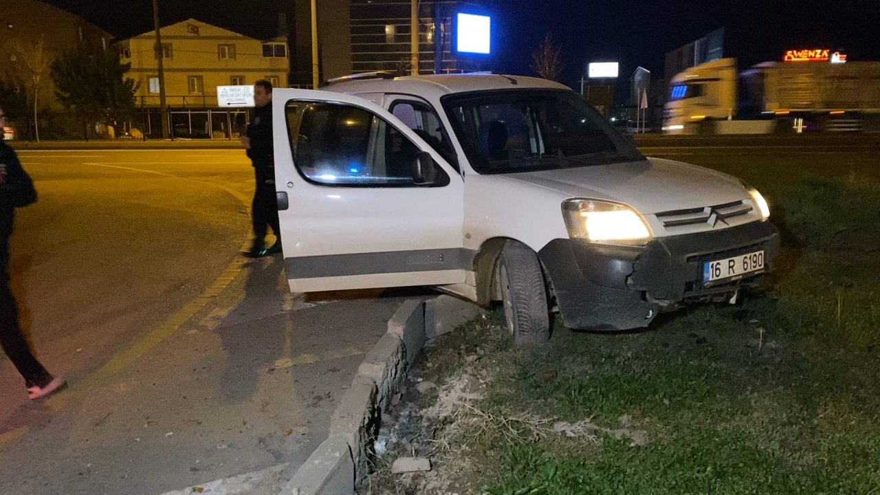 Direksiyonuna geçtiği hafif ticari araçla polisten kaçan çocuk, kaza yapınca yakalandı