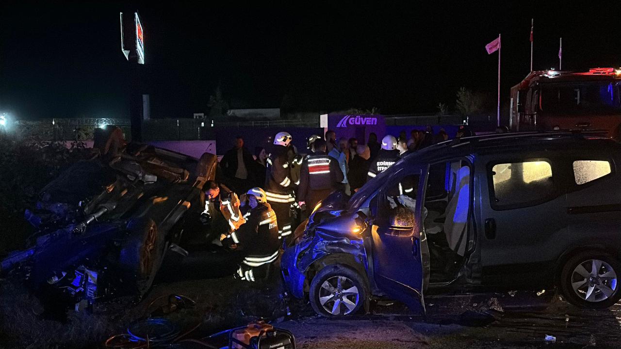 Edirne'de 2 TIR ve 3 otomobilin karıştığı zincirleme kaza: 1 ölü, 2 yaralı