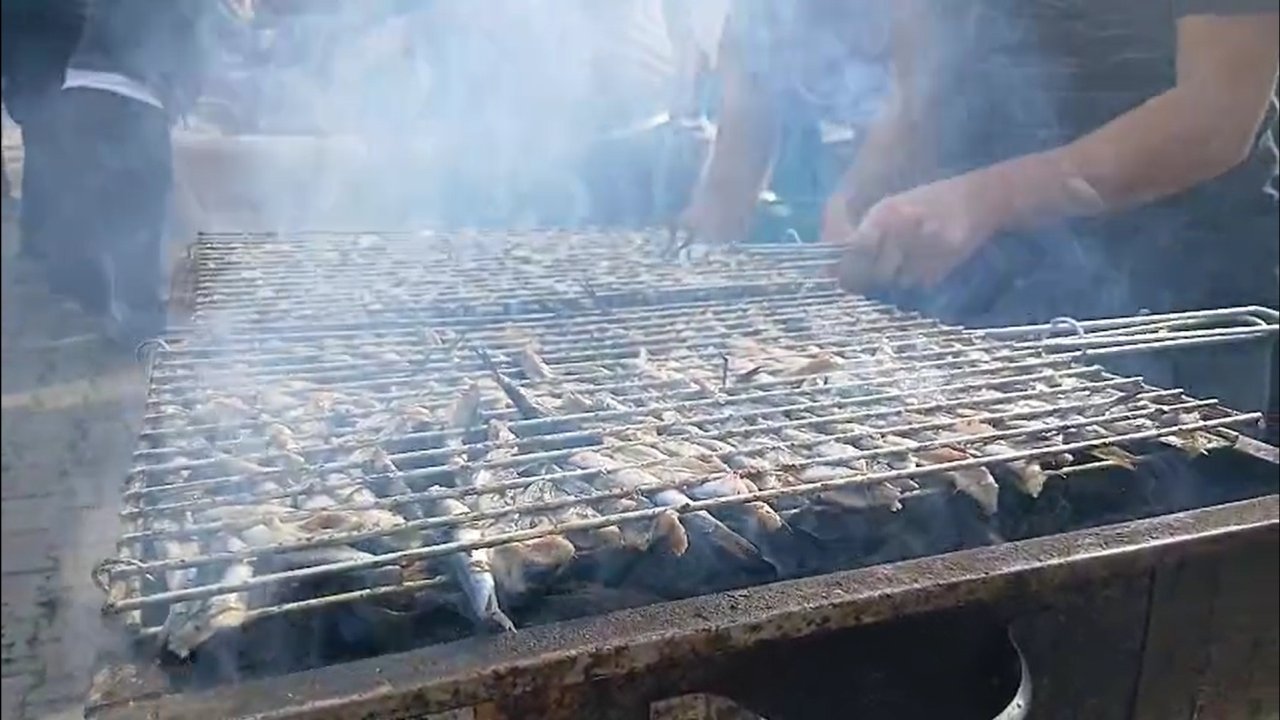Festivalde 2 bin kişiye balık ekmek dağıtıldı