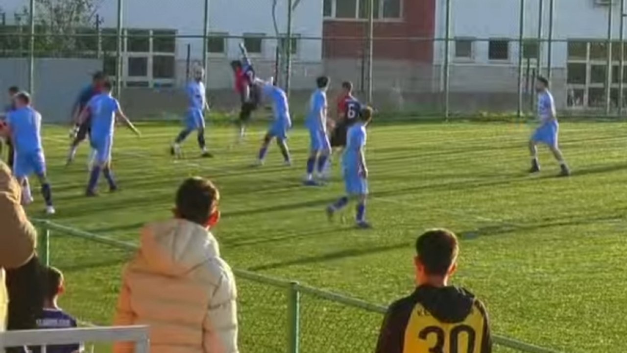 Futbolcular arasında arbede çıktı; maç tatil edildi