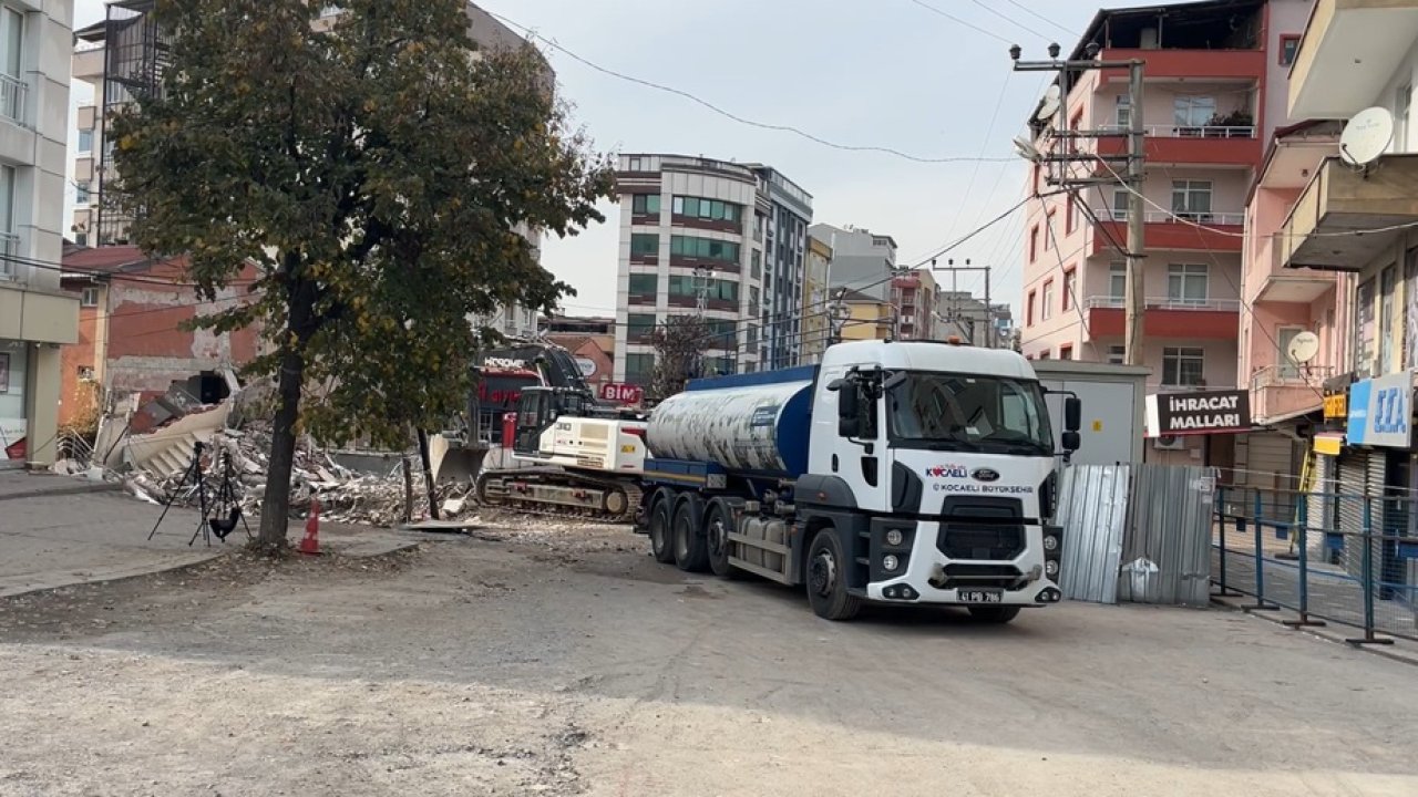 Gebze’de yıkılan binanın enkazını kaldırma çalışmaları sürüyor