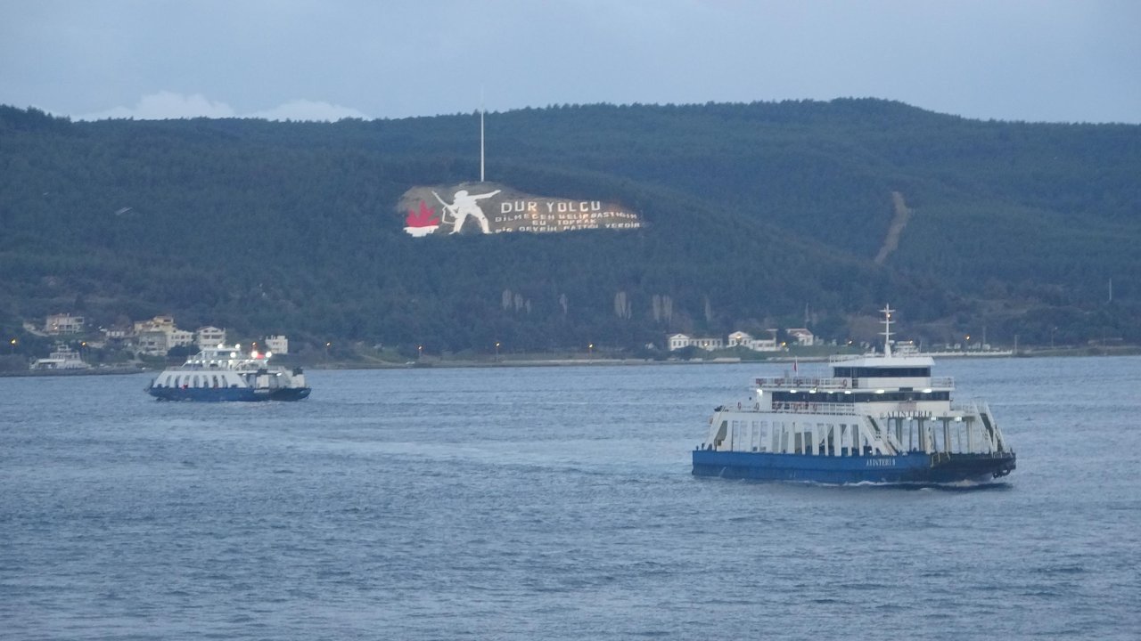 Gökçeada ve Bozcaada feribot seferlerine 'fırtına' engeli
