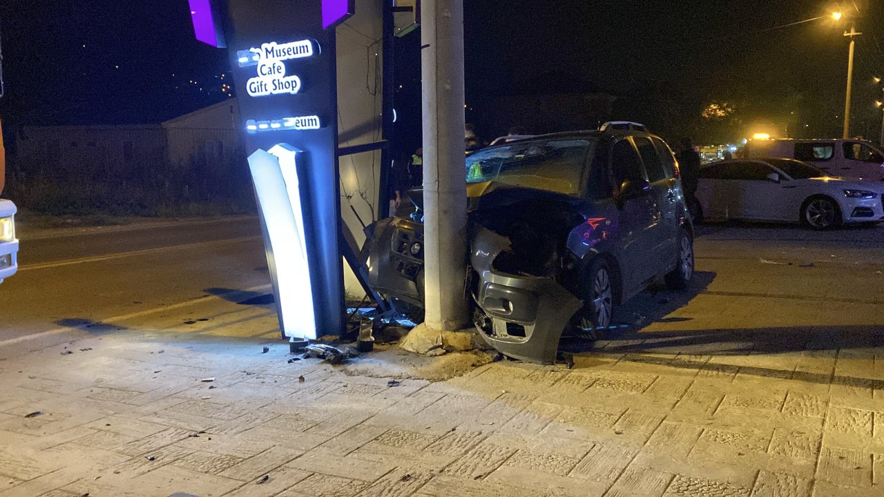 Hafif ticari araç aydınlatma direğine çarptı: 5 yaralı