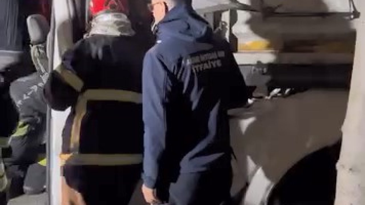 İşçileri taşıyan minibüs, TIR'a arkadan çarptı: 9 yaralı