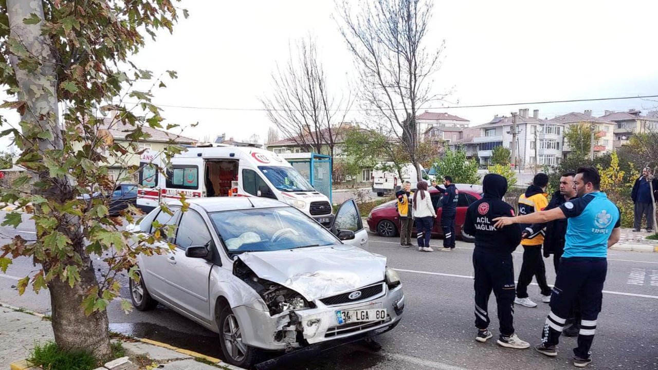 Kırklareli'de otomobiller çarpıştı; 3 yaralı