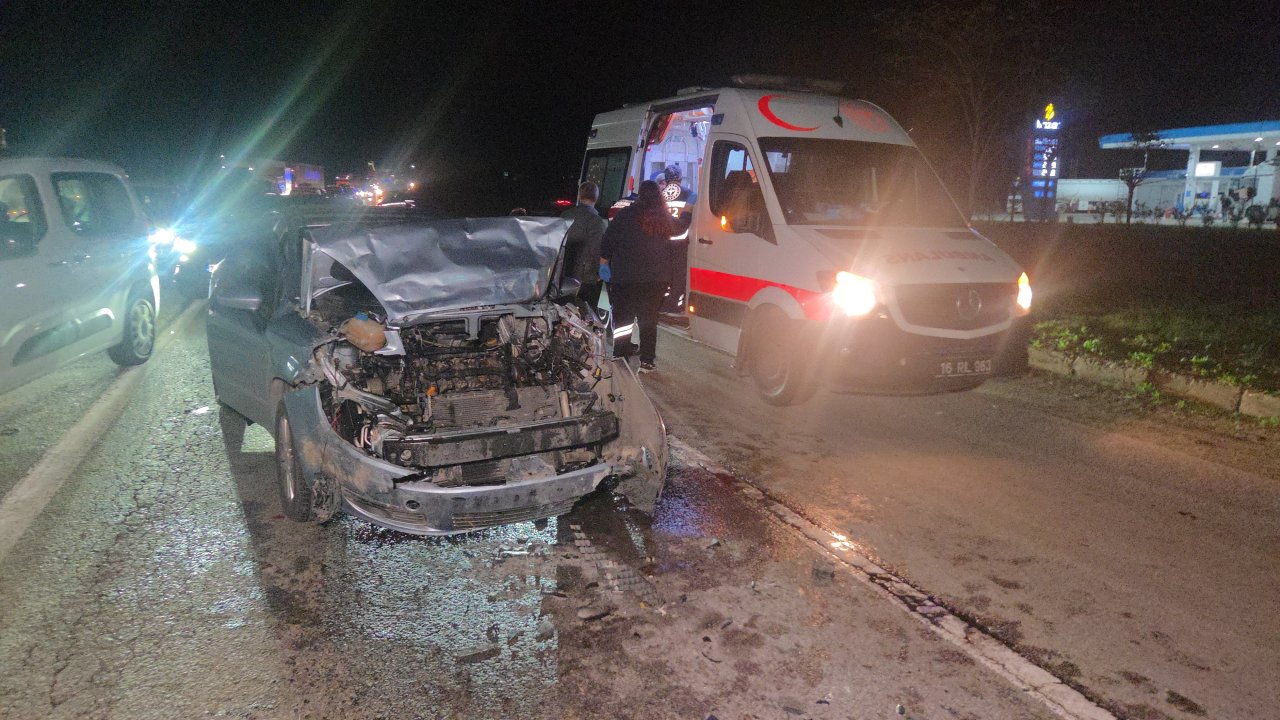 Kırmızı ışıkta duran otomobile arkadan gelen otomobil çarptı; 5 yaralı
