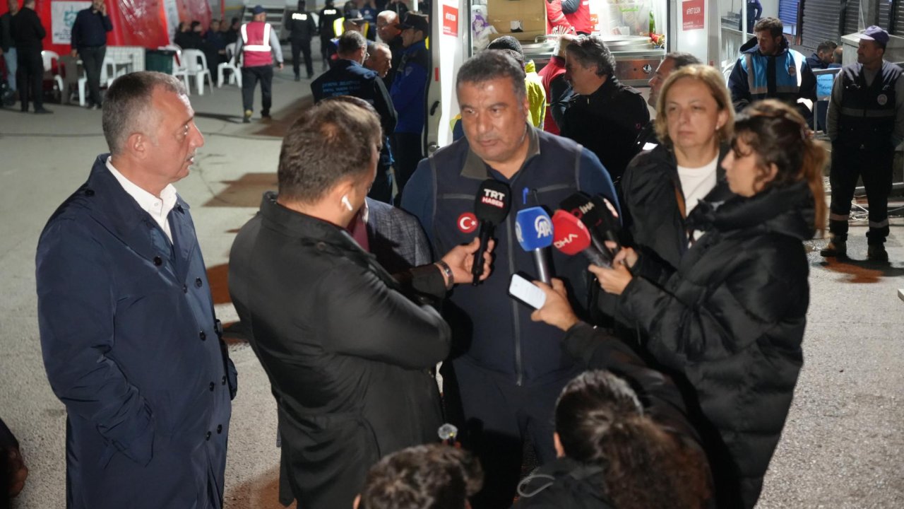Kocaeli’de yıkılan binanın yakınındaki binalar tahliye edildi; ekipler inceleme başlattı