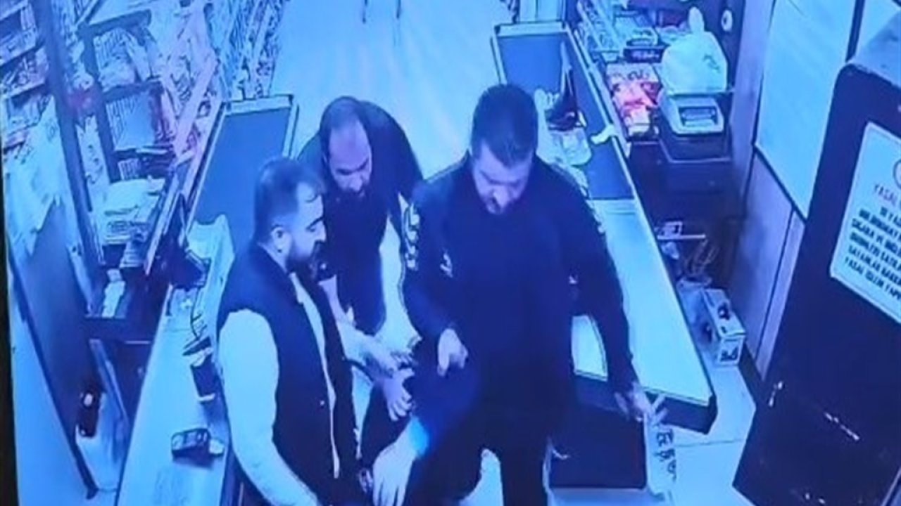 Oğlunu darbettiğini öne sürdüğü market çalışanını yumruklayıp tekmeledi