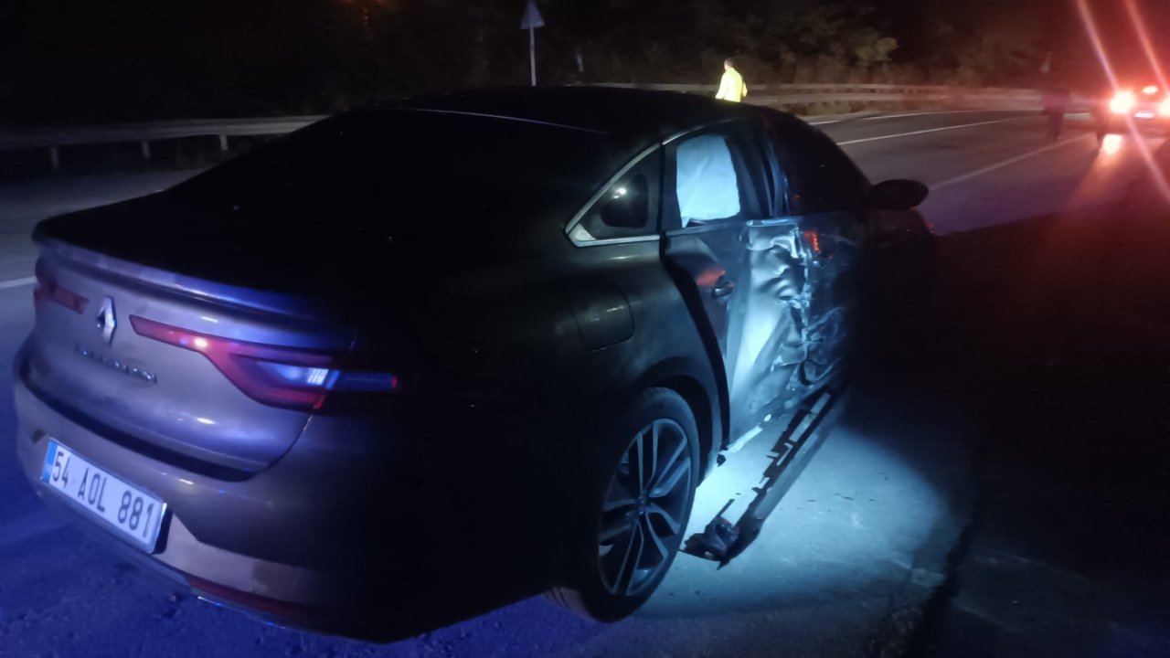 Otomobil ile çarpışan motosiklet yandı: 1'i ağır 2 yaralı