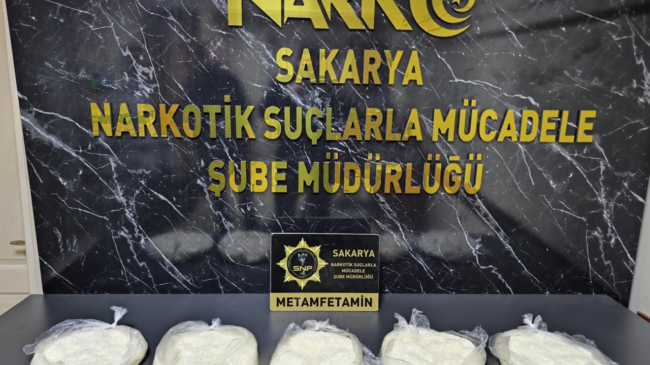 Otomobilinde 5 kilo metamfetamin ele geçirilen emekli polis, gözaltına alındı