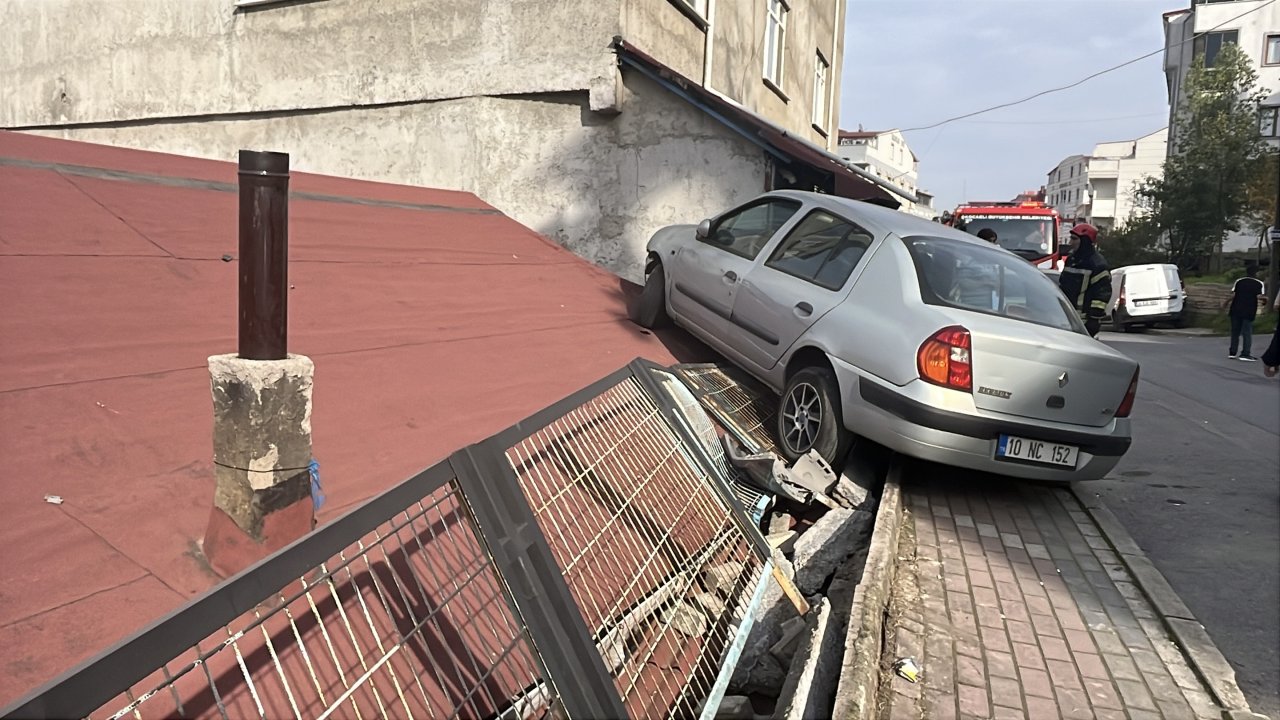 Park halindeki hafif ticari araca çarpan otomobil, evin çatısına çıktı