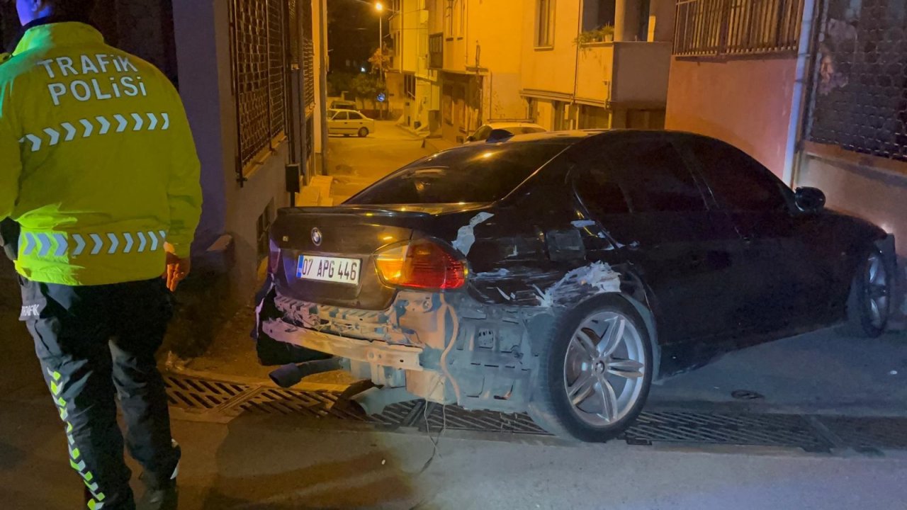 Polisin 'dur' ihtarına uymayan sürücü, kaza yaptıktan sonra aracını bırakıp kaçtı