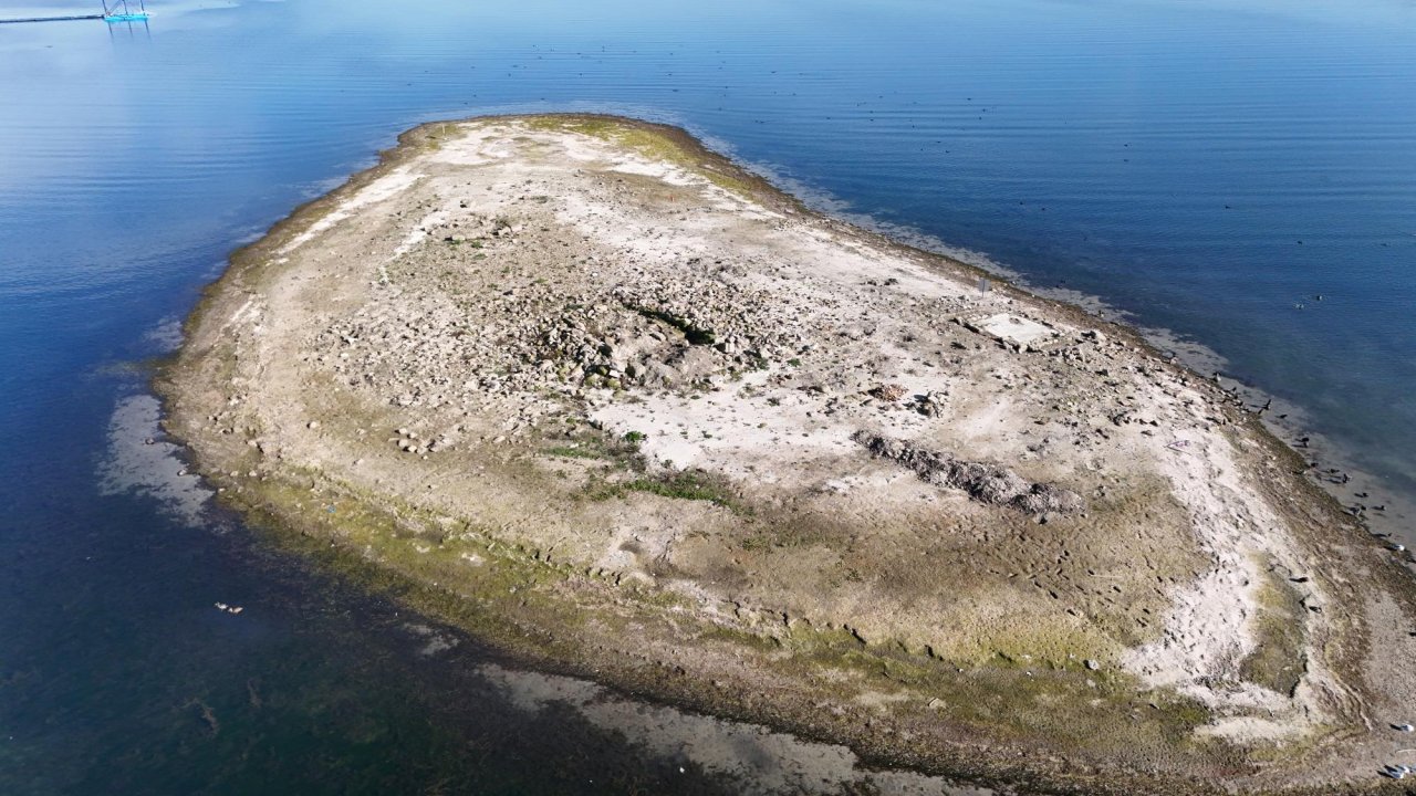 Sapanca Gölü'nde sular çekilince tarihi yapı daha görünür oldu