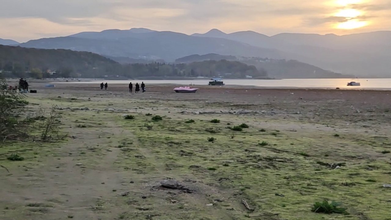 Sapanca Gölü'ndeki kuraklığa, ‘Suyun olduğu yerde insanlar mangal yapıyor’ görseliyle dikkat çekti