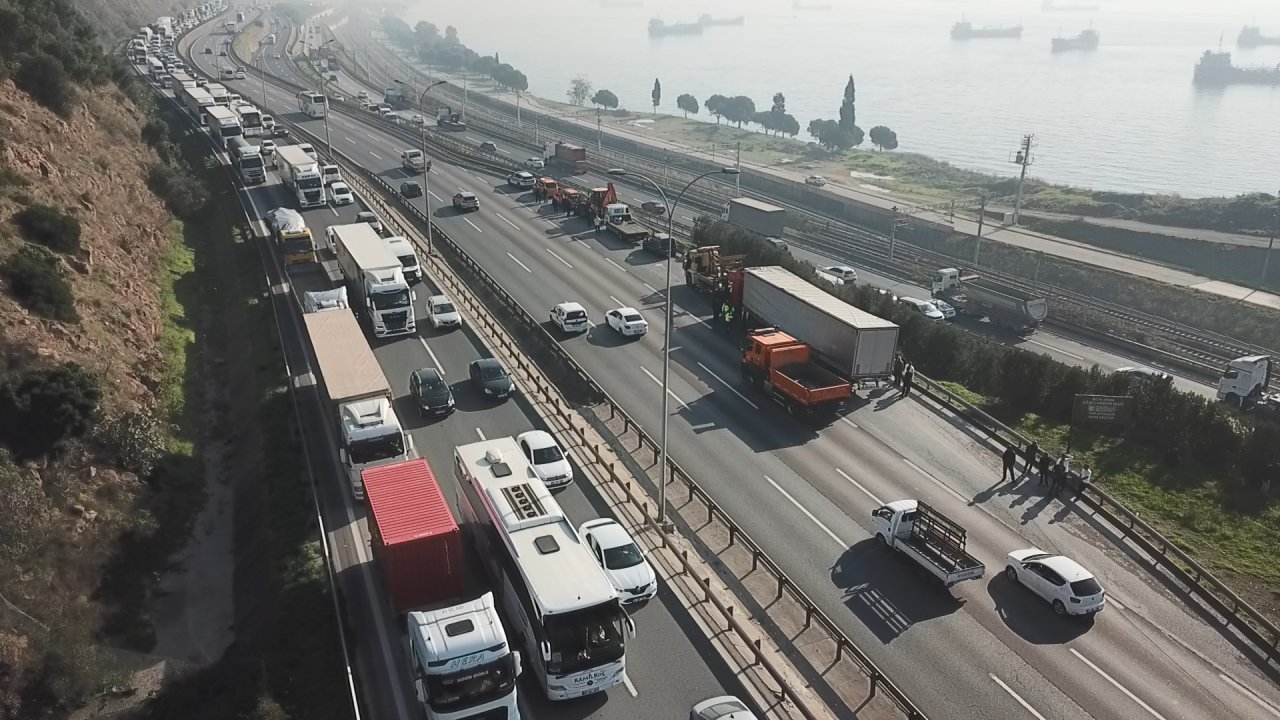 TEM'de, karşı yöne geçen TIR, 3 araçla çarpıştı / Ek fotoğraflar