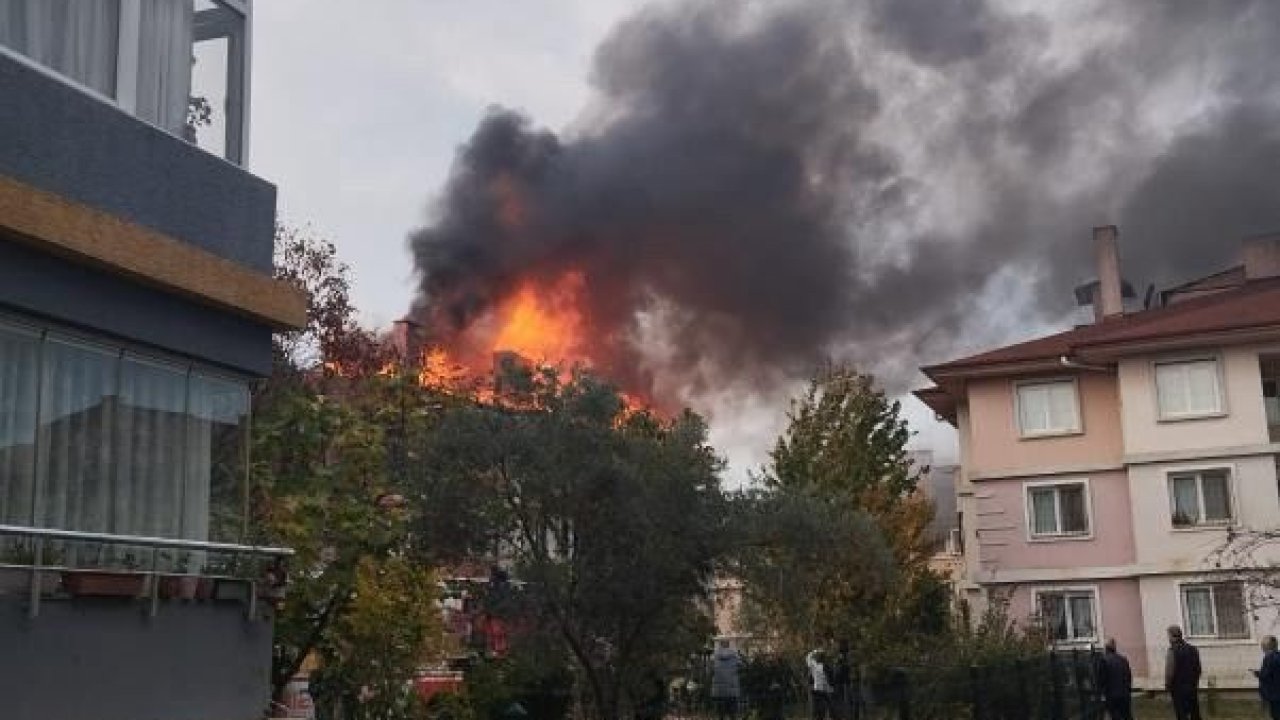 Yalova'da 3 katlı binanın çatısı alev alev yandı