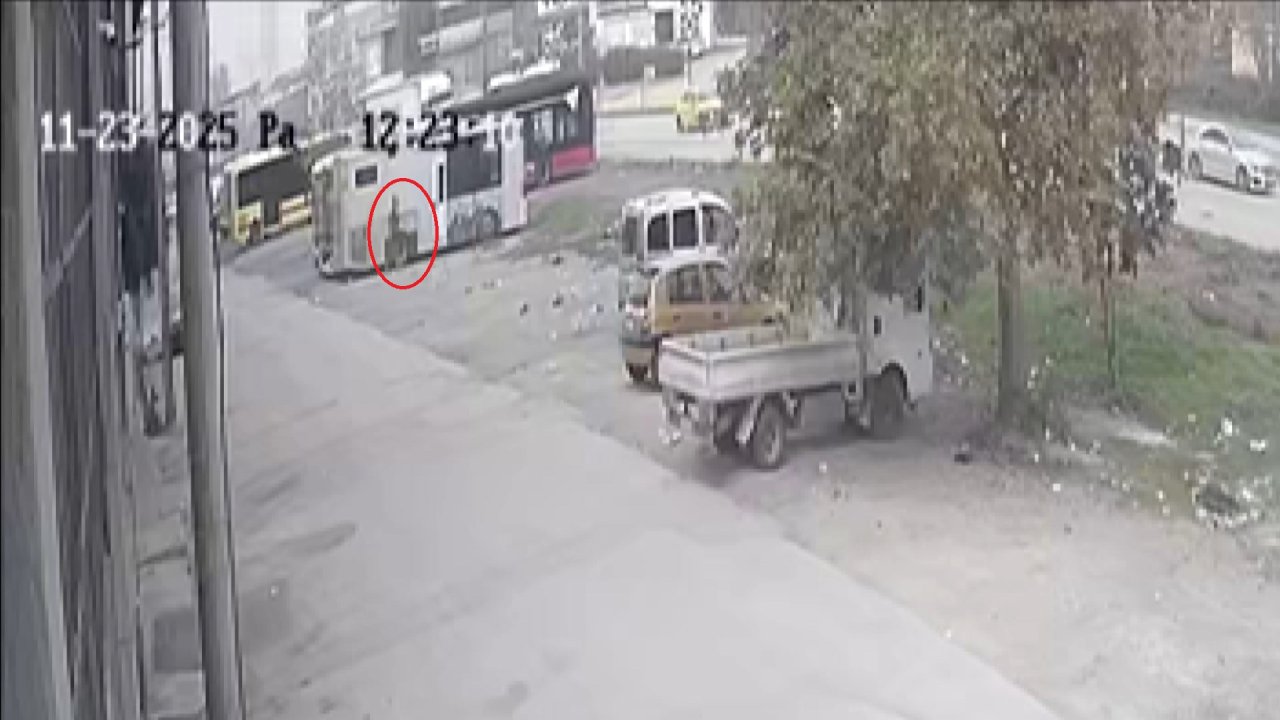 Yetkili servise bırakılan park halindeki 3 otobüs alev alev yandı