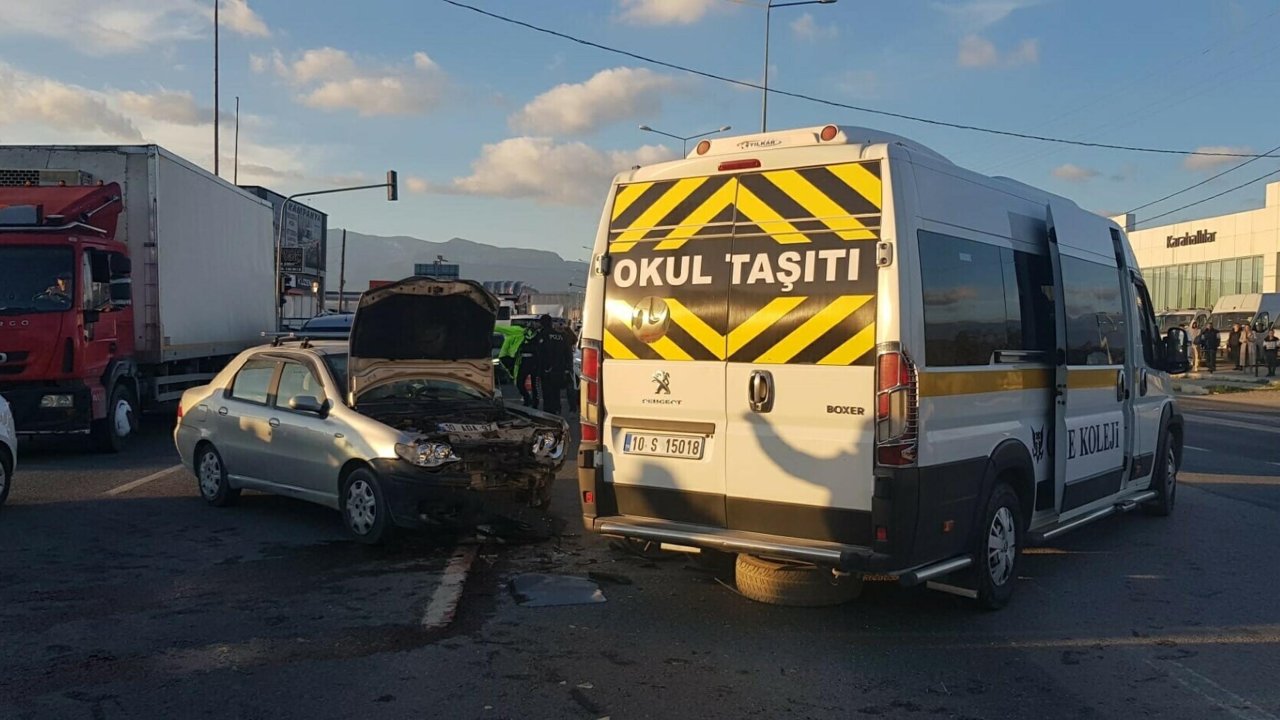 Balıkesir'de öğrenci servisi ile otomobil çarpıştı: 7 yaralı