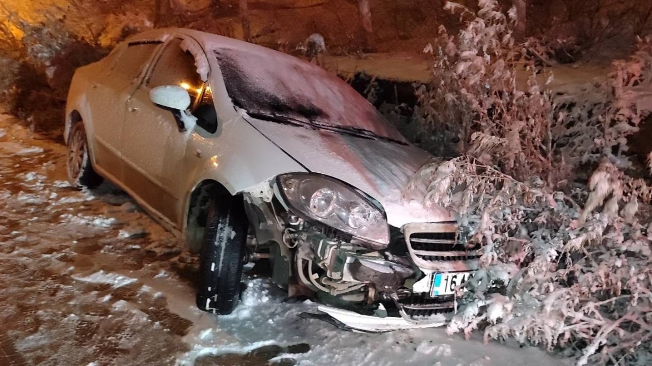 Bursa'da hafif ticari araç ile otomobil çarpıştı: 7 yaralı