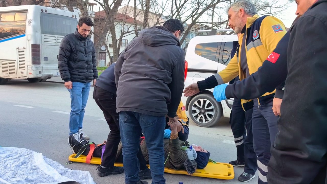 Bursa'da iki motosikletin çarpıştığı kazada 4 kişi yaralandı; Annesinin elini tutarak moral verdi