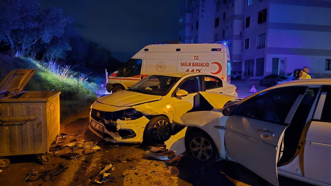 Bursa'da iki otomobilin kafa kafaya çarpıştığı kaza kamerada: 2 yaralı