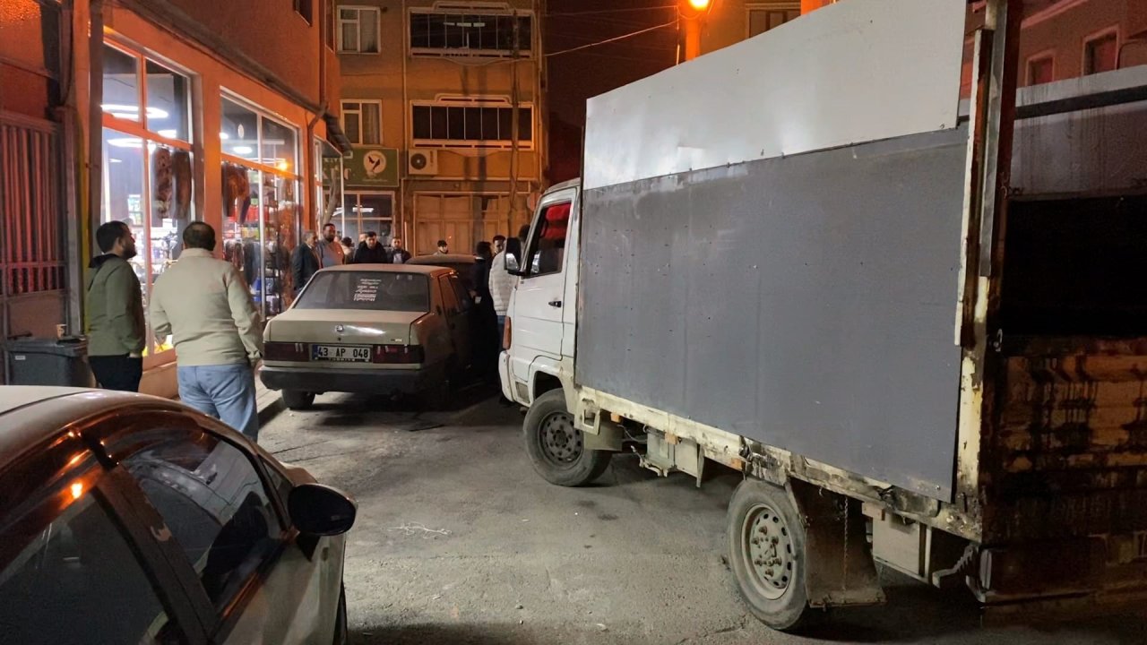 Bursa'da park halindeki 3 araca çarpıp kaçan kamyonetin alkollü sürücüsü, yakalandı