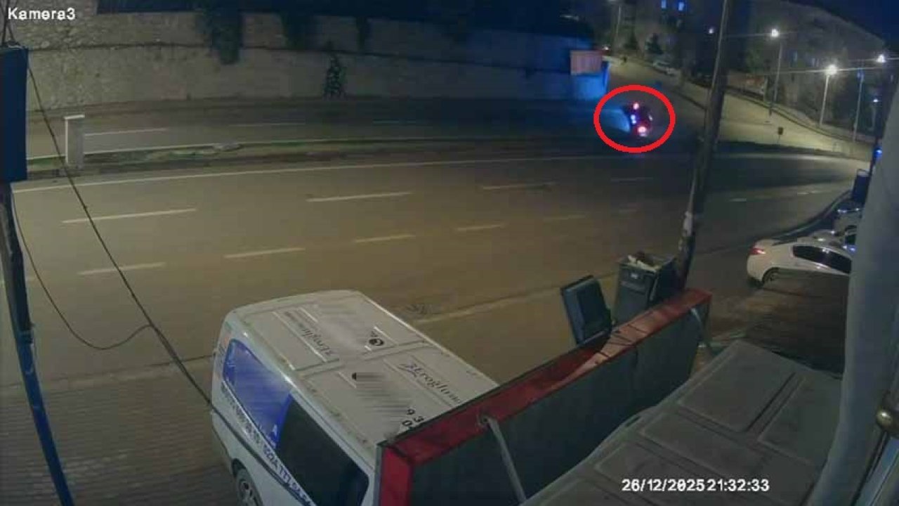 Bursa'da takla atan otomobil, direğe çarptı; Kaza anı kamerada