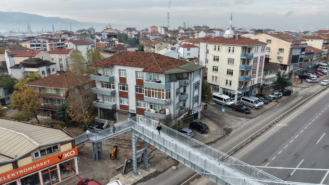 Evin içi göründüğü için yıkım kararı verilen üst geçit, 1 metre uzağa yapıldı