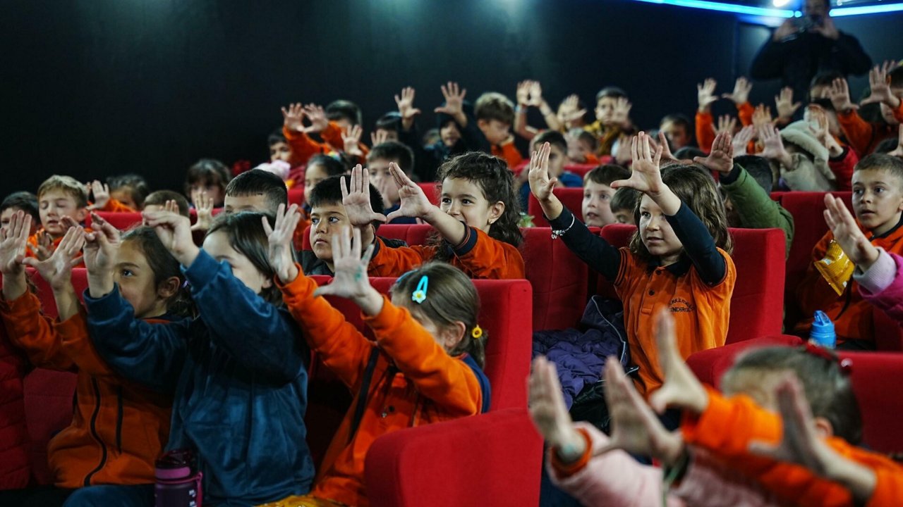 Gezen Sinema TIR'ı Sındırgı"da çocuklara moral oldu