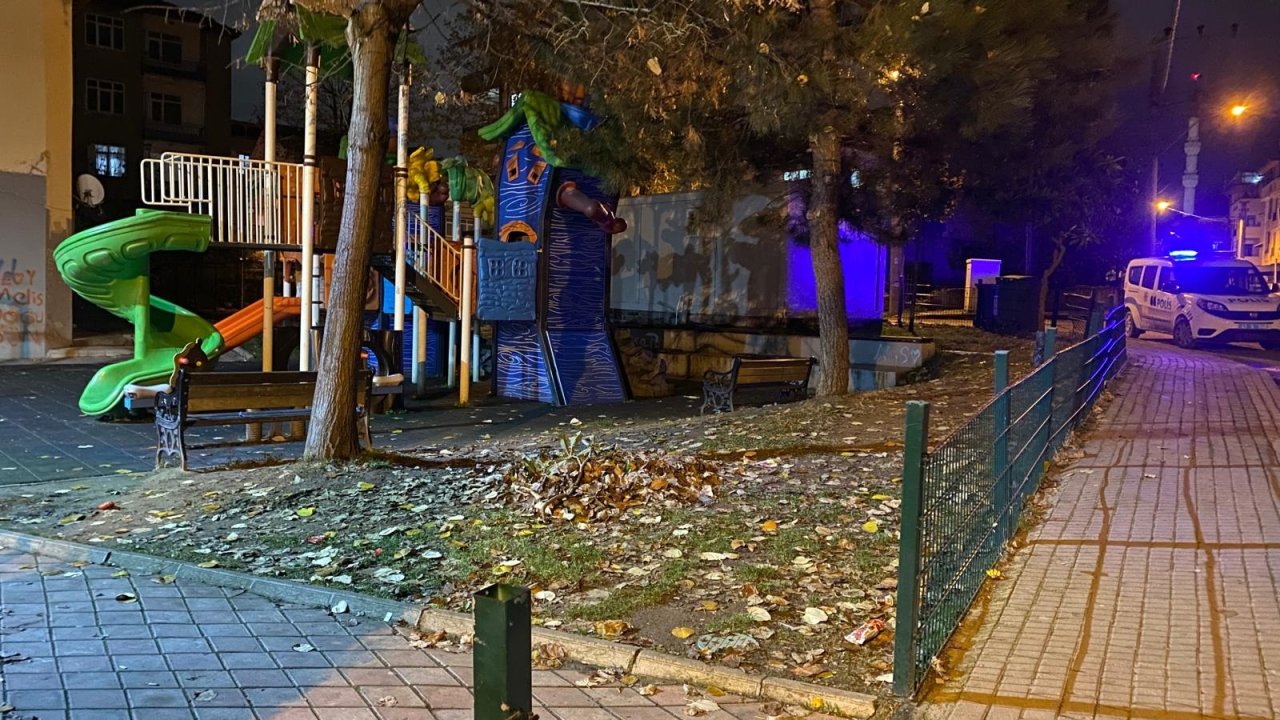 Lise öğrencileri arasında parkta bıçaklı kavga: 1 yaralı