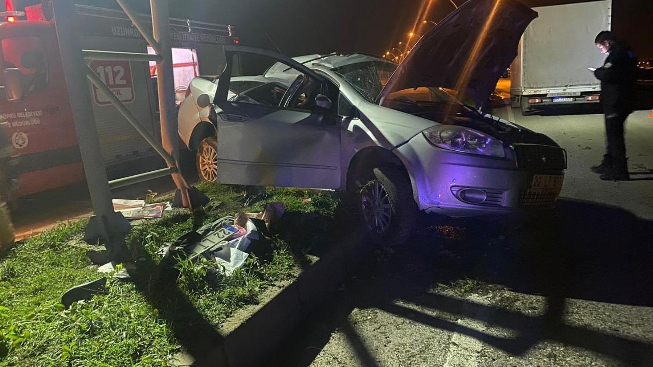 Otomobiliyle yön levhası direğine çapan muhtar öldü