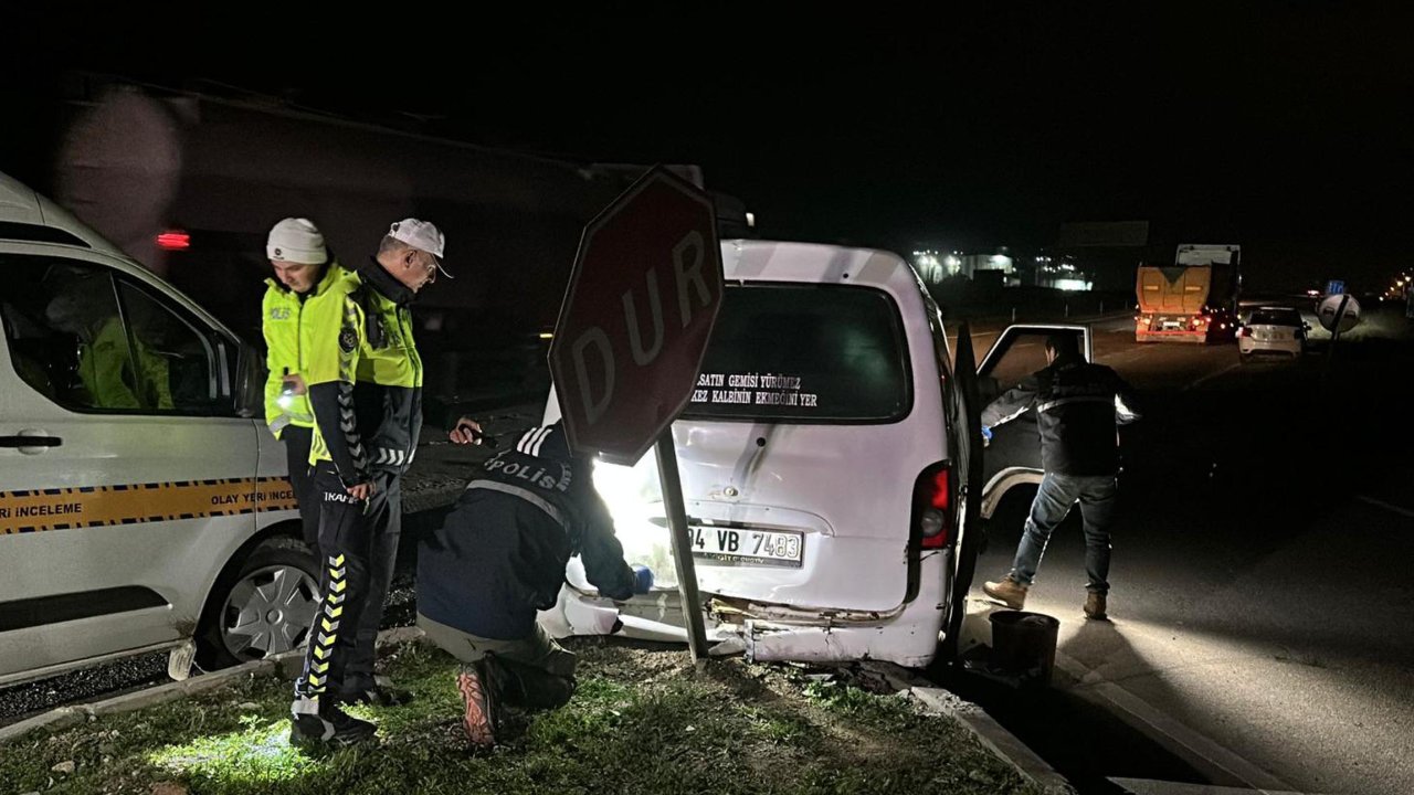 Polisten kaçarken kaza yapan minibüste 20 kaçak göçmen yakalandı