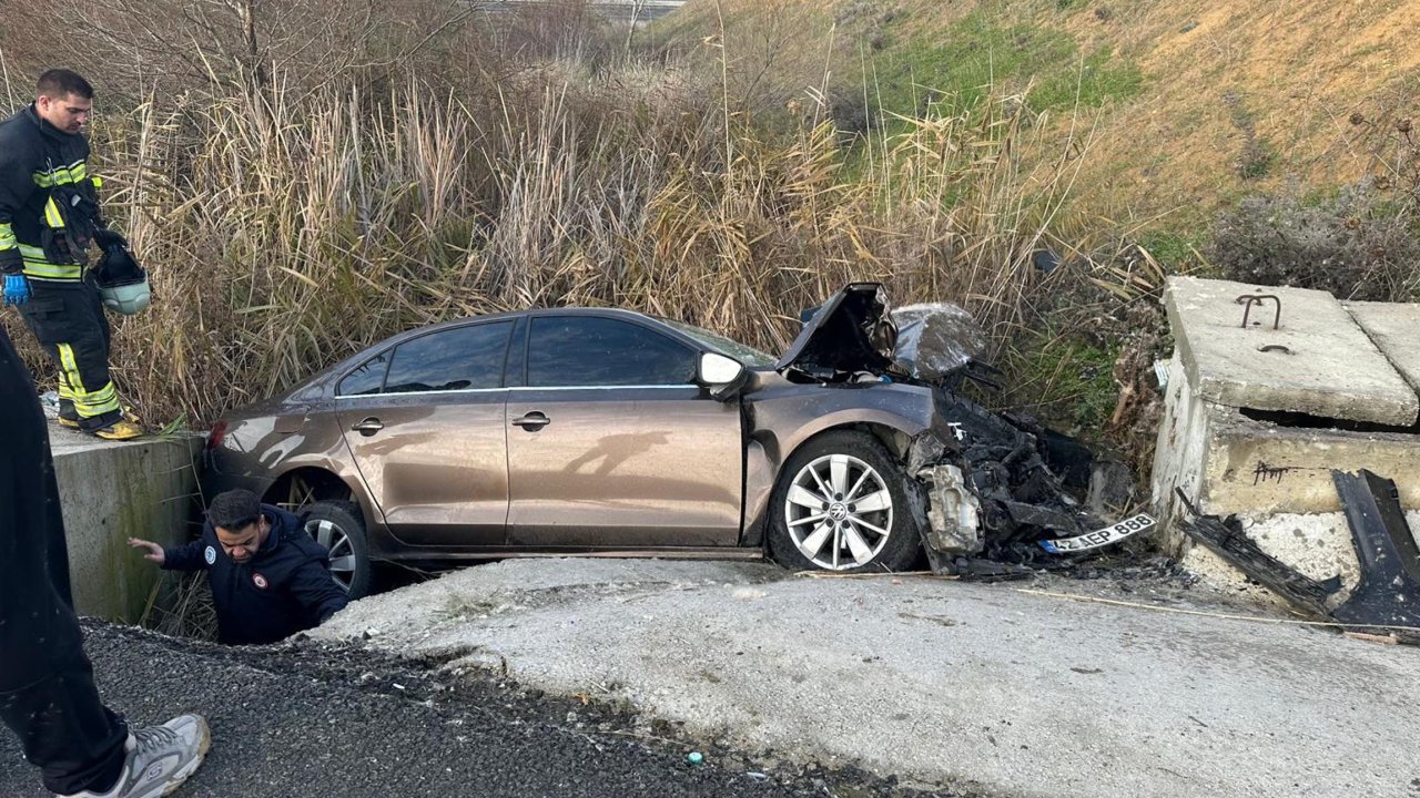 Su kanalına düşen otomobildeki çift yaralandı