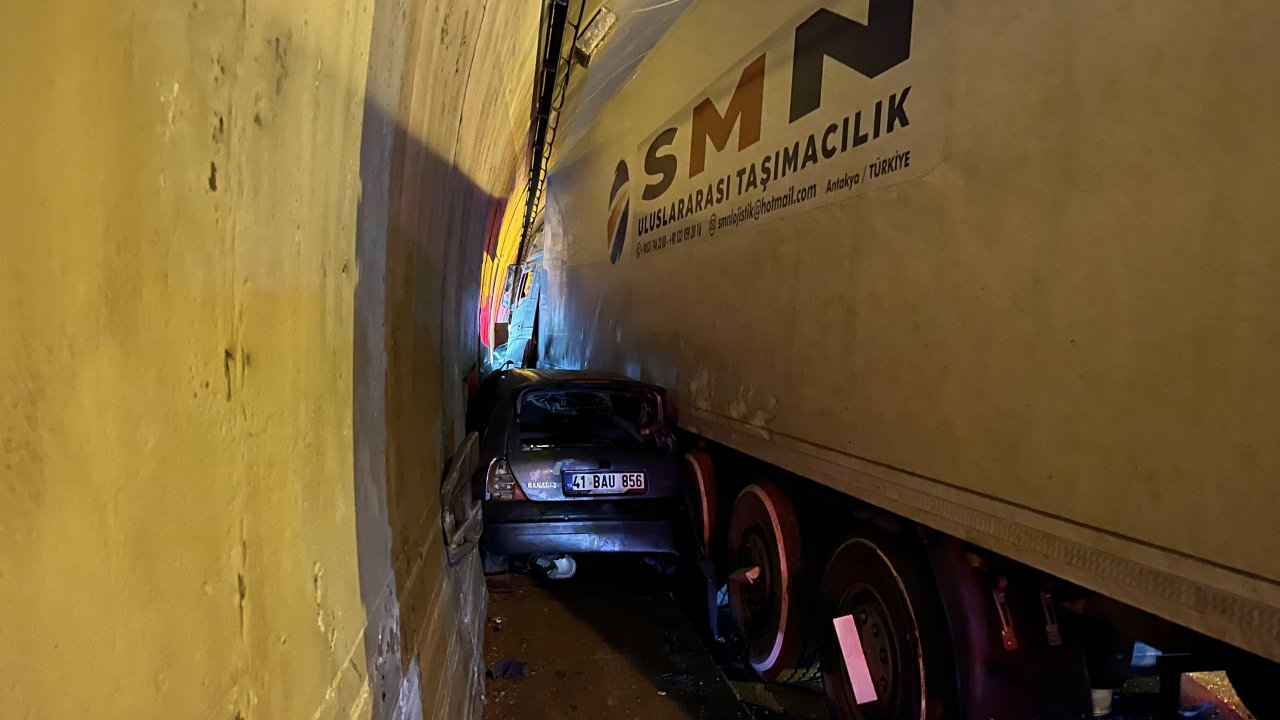 Tünelde otomobil, TIR ile duvar arasında sıkıştı; ulaşım aksadı