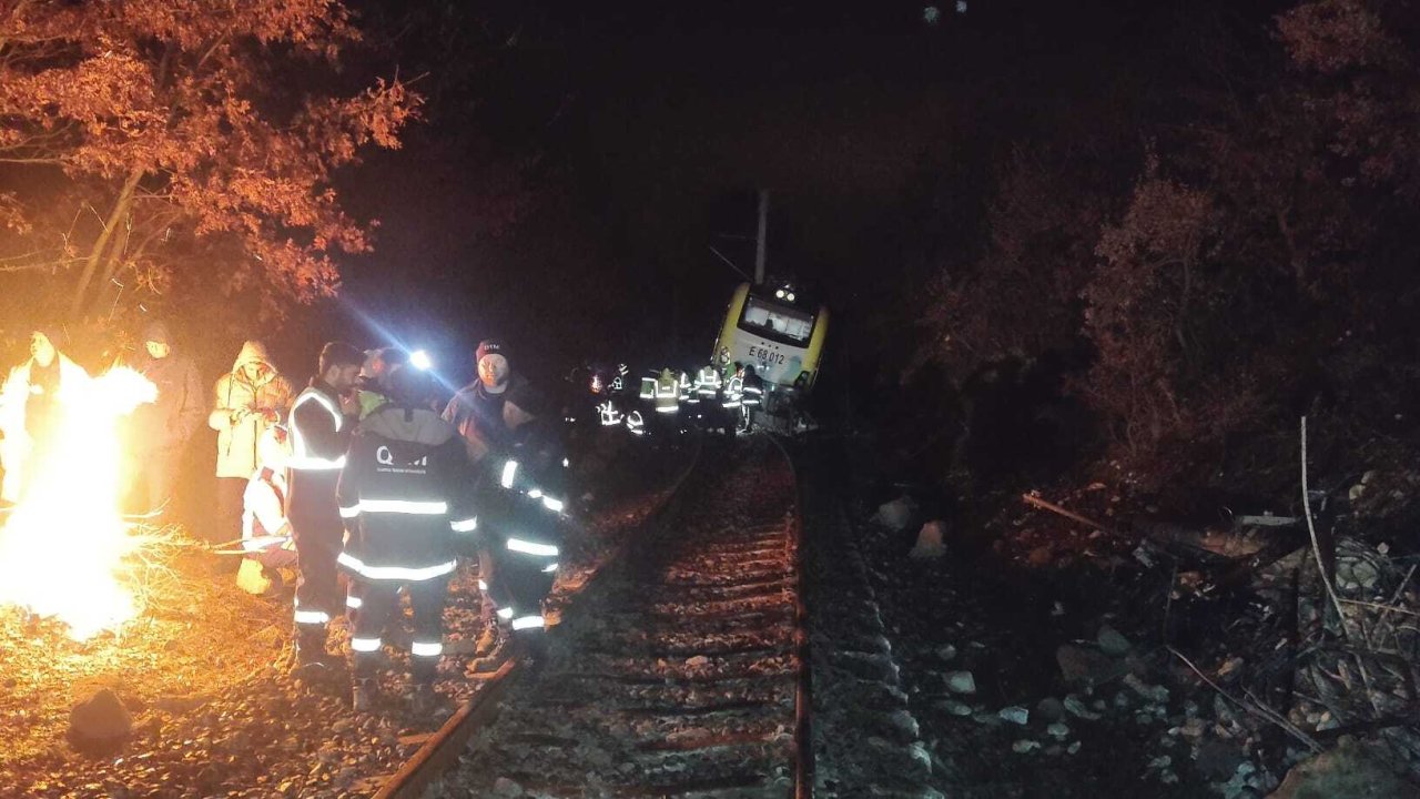 Balıkesir’de toprak kaydı, yolcu treni raydan çıktı: 1 yaralı