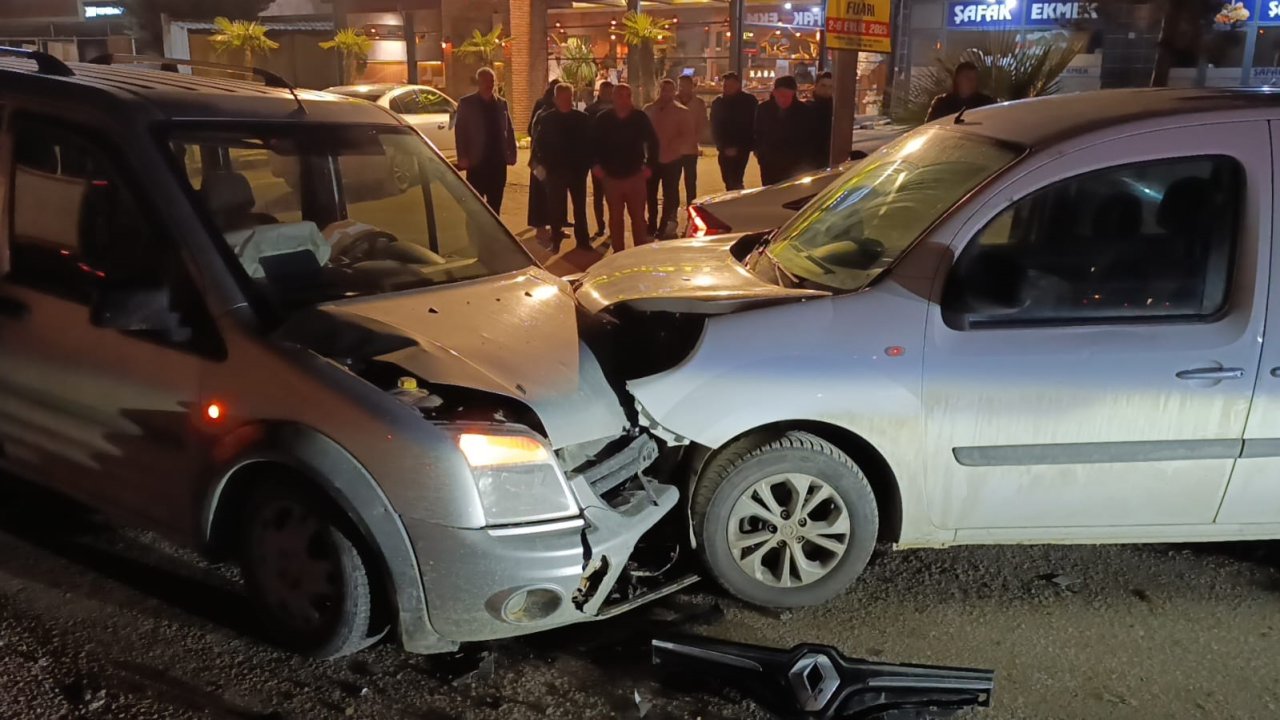 Bursa'da iki hafif ticari araç kafa kafaya çarpıştı: 3 yaralı