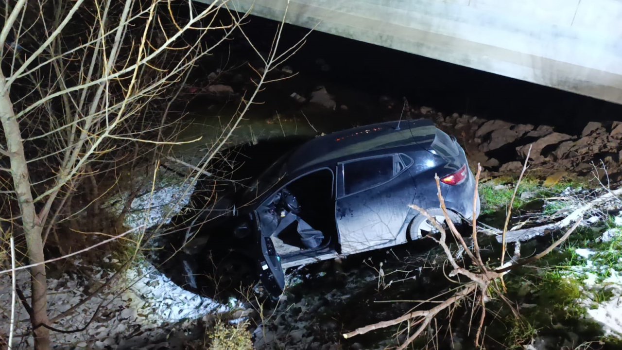 Bursa'da otomobil dereye düştü: 1 yaralı