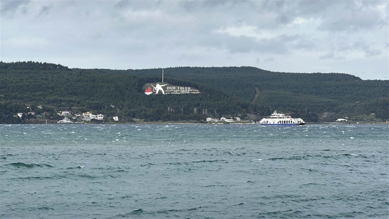 Çanakkale Boğazı, fırtına nedeniyle çift yönlü trafiğe kapatıldı